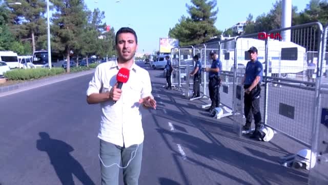 DİYARBAKIR BÜYÜKŞEHİR BELEDİYESİ POLİS TARAFINDAN ÇEMBERE ALINDI, BİR GRUP POLİS BİNAYA GİRDİ - 3