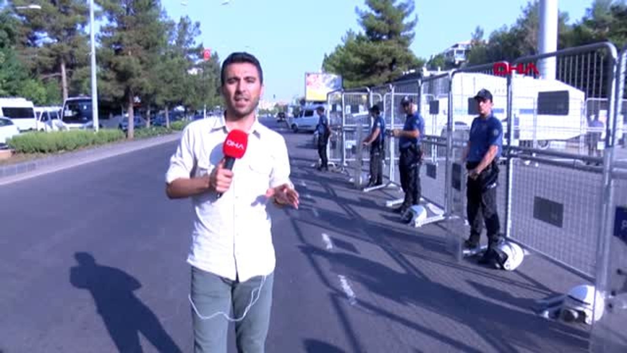 DİYARBAKIR BÜYÜKŞEHİR BELEDİYESİ POLİS TARAFINDAN ÇEMBERE ALINDI, BİR GRUP POLİS BİNAYA GİRDİ - 3