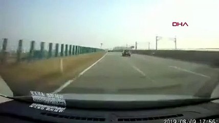 Kaput uçtu, olan arkadaki arabaya oldu