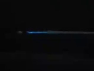 చెన్నై బీచ్ లో వింత వెలుగు: రాత్రి వేళ నీలం రంగును సంతరించుకున్న సంద్రం!