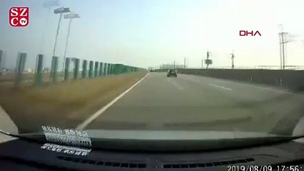Otobanda otomobilin kaputu uçunca...