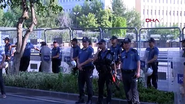 Diyarbakır Büyükşehir Belediye binası polis tarafından çembere alındı, bir grup polis binaya girdi