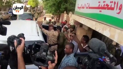 لحظة وصول عمر البشير لمقر محاكمته في قضية الثراء الحرام