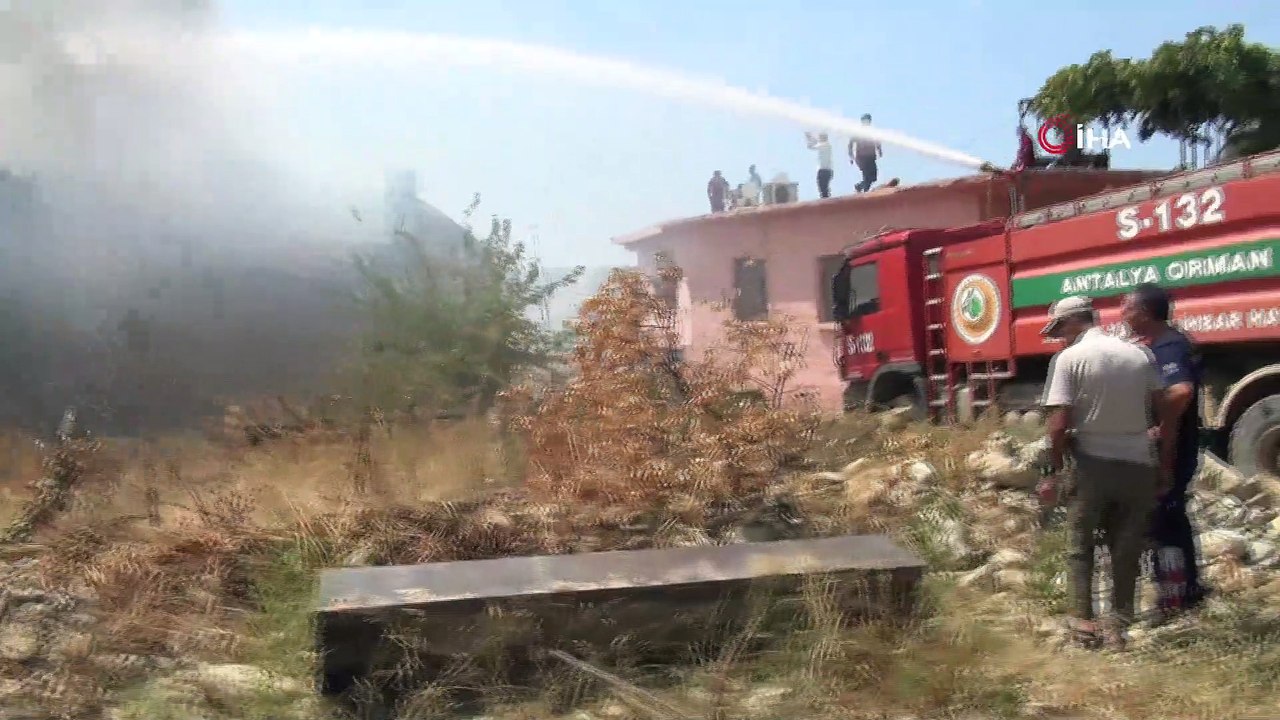 Bahçe temizliği için yakılan ateş bir ev, ahır ve ineği kül etti