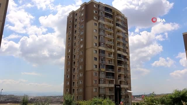 Gebze'de 60 evi tahliye ettiren yıldırımın düşme anı kamerada