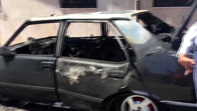 Park halinde yanan otomobil kullanılamaz hale geldi