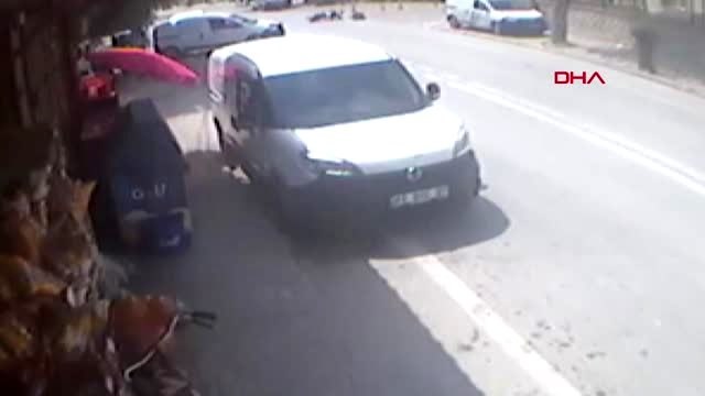 OTOMOBİL İLE MOTOSİKLETİN ÇARPIŞMA ANI KAMERADA