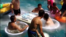 Canicule : ces chinois mangent des glaces de 5kgs dans une piscine !