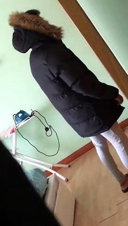 BG, il s'admire et se parle dans le miroir en parka dans sa chambre !