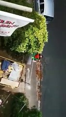 Il arrive au travail.. habillé en super héros !