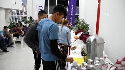 Rektör öğrencileri otogarda karşıladı