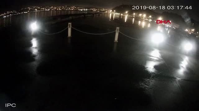 SARIYER'DE MİNİBÜSÜN SAHİLDEKİLERE ÇARPIP DENİZE UÇMA ANI KAMERADA