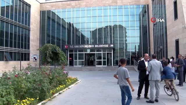 İşten çıkarılan şehit ailelerinden kayyum kararına destek