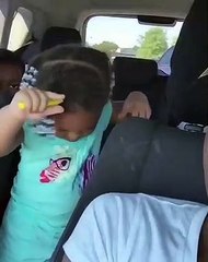 Cette petite sait comment rester cool dans toutes les situations. Trop stylée !