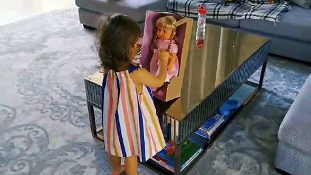 Little Mia playing with Arabic doll Arabic speaking walking doll فيديو للأطفال الترفيه 키즈 엔터테인먼트 비디오