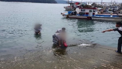 고흥 녹동항서 바다에 빠진 어머니와 아들 구조 / YTN