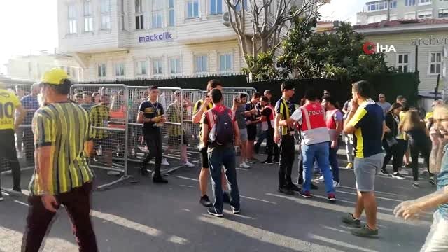 Fenerbahçeli tardaftarlar maça yoğun ilgi gösterdi