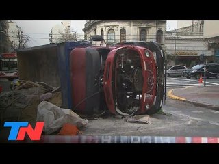 Impactante vuelco de un camión en Boedo