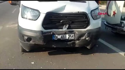 Kozan'da minibüs otomobile çarptı: 2'si çocuk 6 yaralı