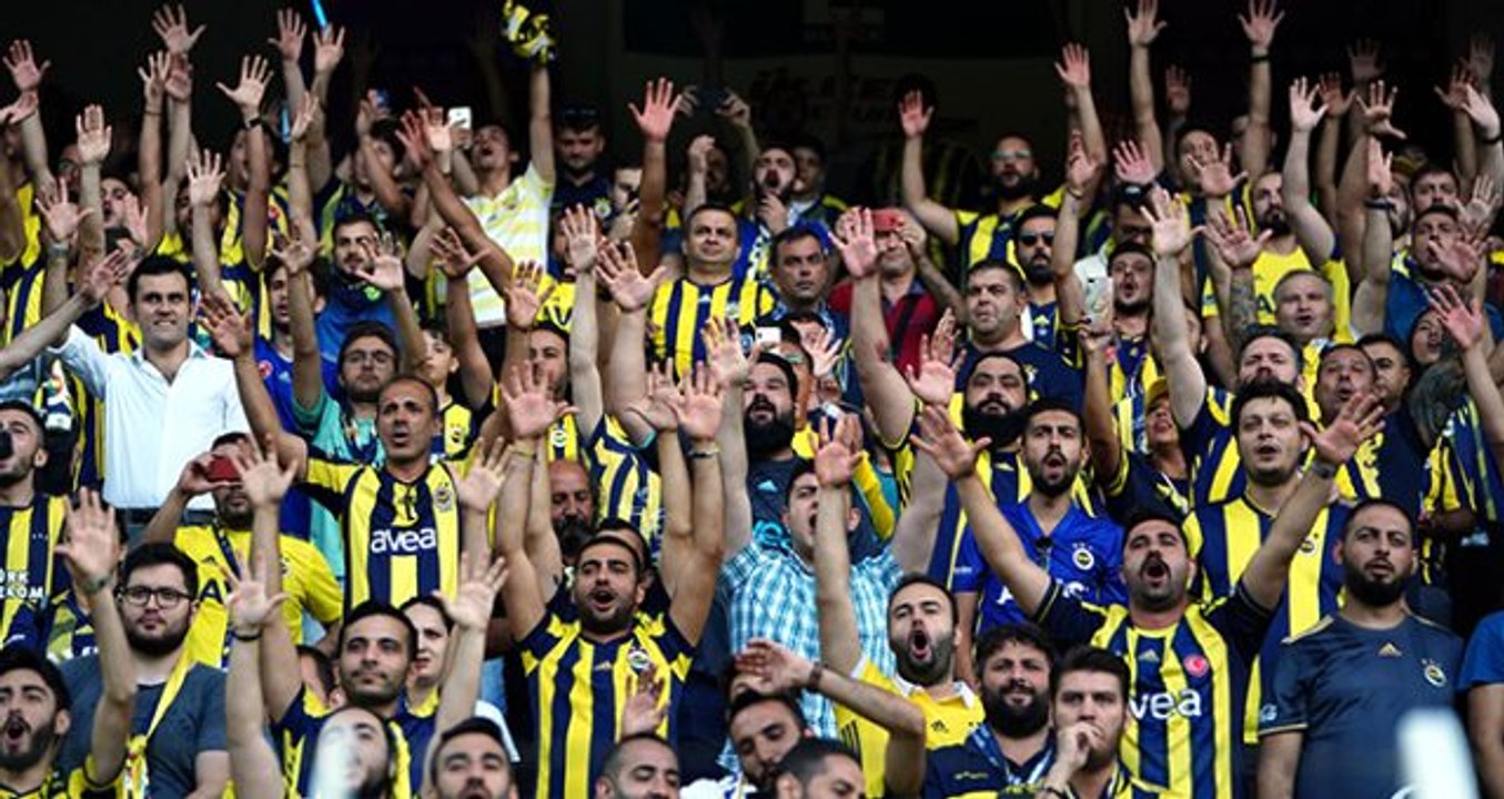 Fenerbahçeli taraftarlar maç sonunda "Lider geliyor" tezahüratında bulundu