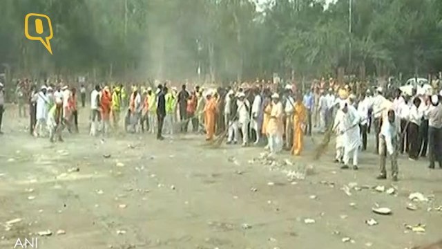 Adityanath Participates in Cleanliness Drive at Western Gate of Taj