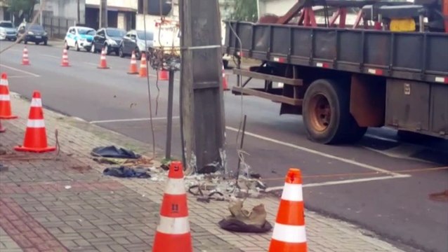 Carro atinge poste e provoca falta de água em bairros de Cascavel