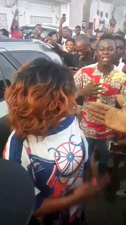 #NoComment : Tina Glamour sur le lieu de l'accident de son fils Dj Arafat...