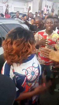 #NoComment : Tina Glamour sur le lieu de l'accident de son fils Dj Arafat...