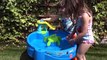 Disney encontrando Dory filme - brincando na água com brinquedos disney