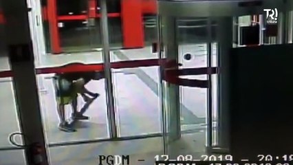 Câmera flagra homem invadindo banco com uma tampa de 'bueiro'