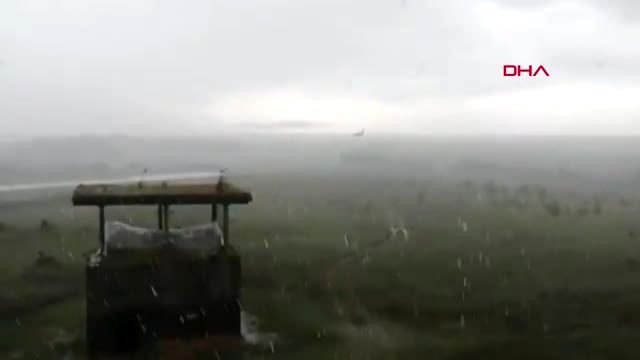 Şiddetli sağanak uçağın pistten çıkmasına sebep oldu