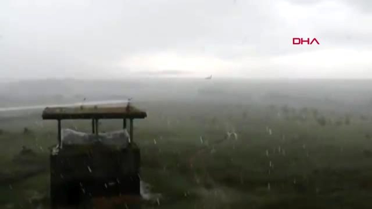 Şiddetli sağanak uçağın pistten çıkmasına sebep oldu