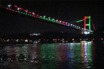 FSM Köprüsü Afganistan bayrağı renklerine büründü