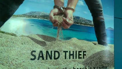 سائحان فرنسيان يواجهان السجن 6 سنوات بسبب سرقتهما 40 كيلوغراما من الرمال