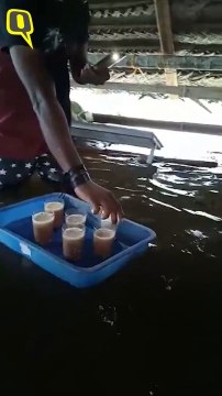 Tea-Seller in Kerala Serves ‘Floating Tea’ in Aftermath of Floods | The Quint