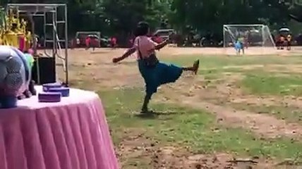 CLIP Cổ vũ cháu đá bóng, hành động của người bà khiến khán giả (1)