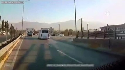 Denizli'de servis midibüsü ile otomobil çarpışması