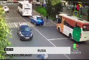 Rusia: apurado joven sufre impactante atropello, se levanta y continúa caminando