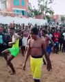 Concours de danse efféminé des hommes à la plage qui choque la toile
