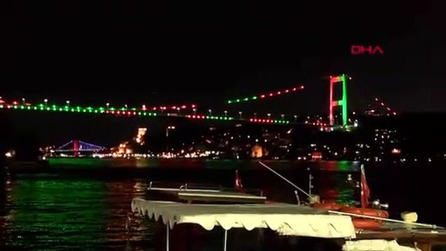 Köprüler Afganistan için kırmızı ve yeşil ile aydınlatıldı