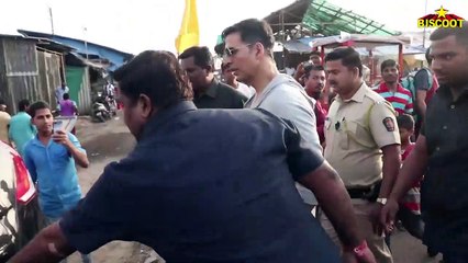 Respect !AKSHAY KUMAR Suddenly Met his POOR OLD Friend & Chk How He Treated Him