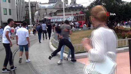 Taksim'de yumruk yumruğa kavga kamerada