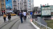 Taksim’de yumruk yumruğa kavga kamerada