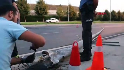 Otomobil aydınlatma direğine çarptı: sürücü öldü