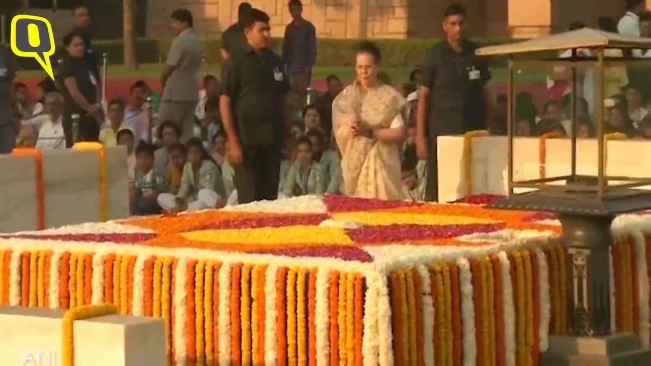 Rahul Gandhi and Sonia Gandhi Pay Tribute At Ra...