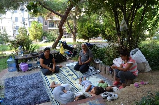 Parkta yaşayan ailenin dramı yürekleri burkuyor