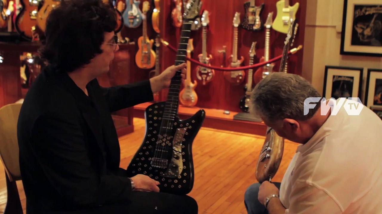 Juanse en Nueva York: probando una guitarra especial