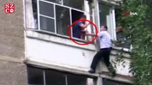Bebeğini pencereden atmak isteyen babayı polis engelledi