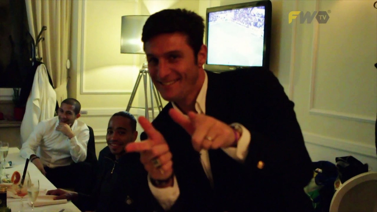 Pupi Zanetti desde su restaurante en Milán firma la camiseta del Inter para sus fans - parte 4