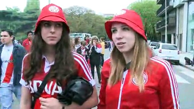 Las mejores imágenes de la pasión de los hinchas de River Plate junto a la bandera más larga del mundo